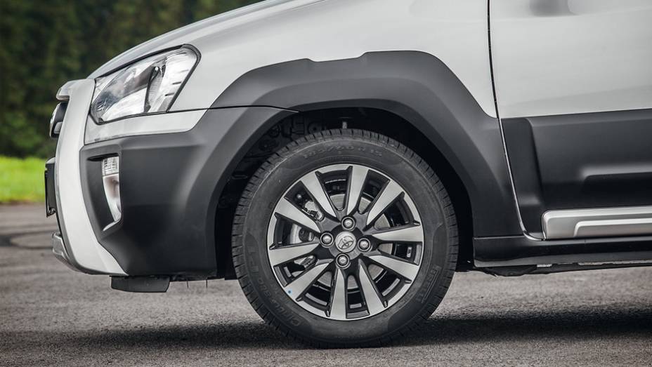 Com o falso quebra-mato, o Cross raspa mais em valetas e lombadas. | <a href="https://preprod.quatrorodas.abril.com.br/carros/testes/toyota-etios-cross-766195.shtml" rel="migration">Leia mais</a>