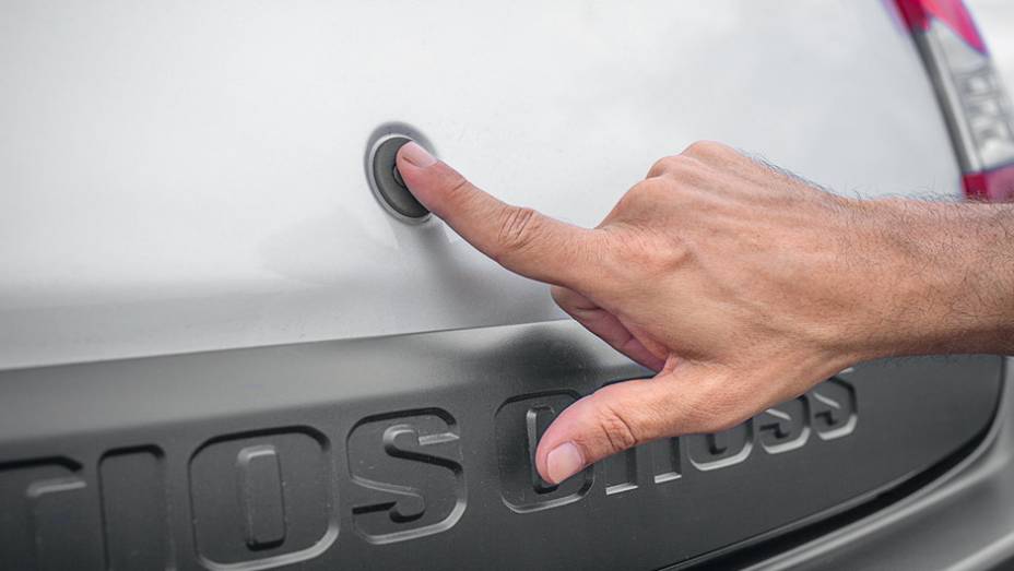 Bot&atilde;o exclusivo para abrir porta-malas: boa ideia | <a href="https://preprod.quatrorodas.abril.com.br/carros/testes/toyota-etios-cross-766195.shtml" rel="migration">Leia mais</a>