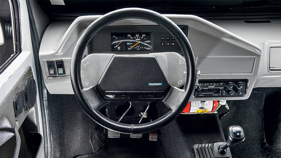 Volante exige que o motorista dirija de braços esticados e pedais estão mal posicionados | <a href="https://preprod.quatrorodas.abril.com.br/carros/classicos-brasileiros/gurgel-br-800-764160.shtml" rel="migration">Leia mais</a>
