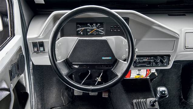 Volante exige que o motorista dirija de braços esticados e pedais estão mal posicionados | <a href="https://preprod.quatrorodas.abril.com.br/carros/classicos-brasileiros/gurgel-br-800-764160.shtml" rel="migration">Leia mais</a> Volante exige que o motorista dirija de braços esticados e pedais estão mal posicionados | <a href="https://preprod.quatrorodas.abril.com.br/carros/classicos-brasileiros/gurgel-br-800-764160.shtml" rel="migration">Leia mais</a>