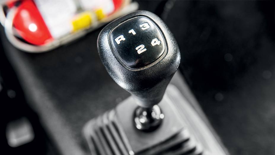 Robusto câmbio de 4 marchas vinha do Chevette | <a href="https://preprod.quatrorodas.abril.com.br/carros/classicos-brasileiros/gurgel-br-800-764160.shtml" rel="migration">Leia mais</a>