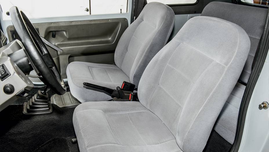 Espaço apertado mesmo para 4 adultos | <a href="https://preprod.quatrorodas.abril.com.br/carros/classicos-brasileiros/gurgel-br-800-764160.shtml" rel="migration">Leia mais</a>