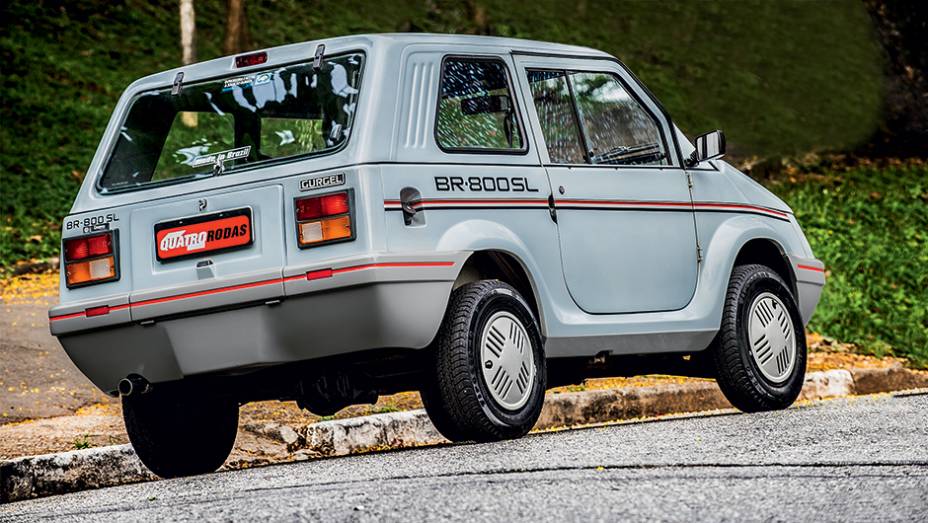 Vidro traseiro basculante permitia acesso ao minúsculo porta-malas de 122 litros | <a href="https://preprod.quatrorodas.abril.com.br/carros/classicos-brasileiros/gurgel-br-800-764160.shtml" rel="migration">Leia mais</a>
