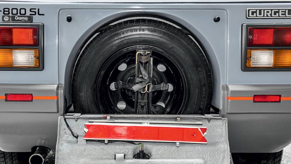 Estepe ficava escondido atrás da placa | <a href="https://preprod.quatrorodas.abril.com.br/carros/classicos-brasileiros/gurgel-br-800-764160.shtml" rel="migration">Leia mais</a>