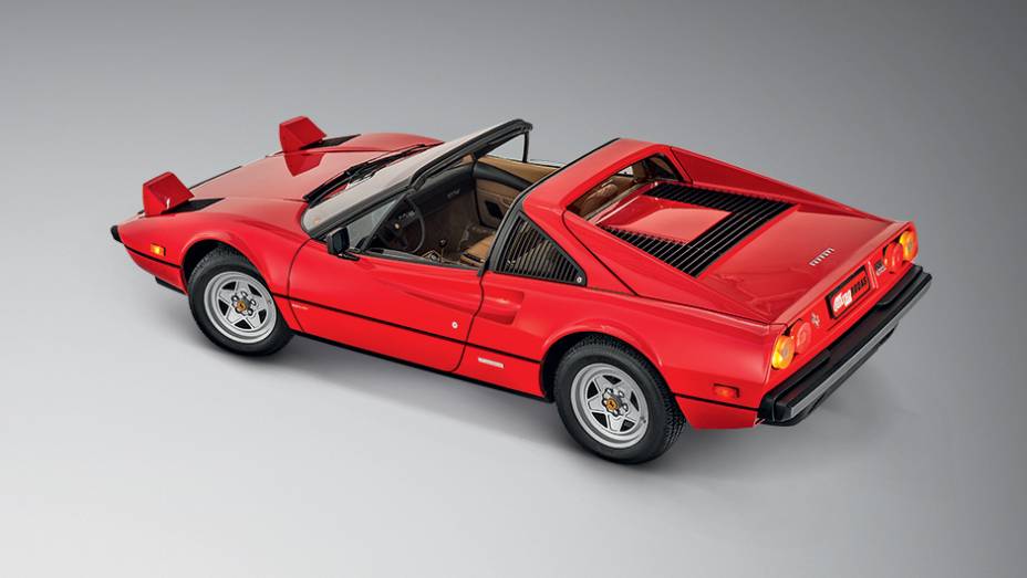 Versão conversível GTS corresponde a 66% das Ferrari 308 já produzidas | <a href="https://preprod.quatrorodas.abril.com.br/carros/classicos-grandescarros/ferrari-308-gtb-gts-764363.shtml" rel="migration">Leia mais</a>