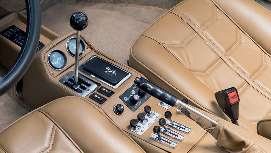 A clássica grelha guiava o câmbio manual de cinco marchas | <a href="https://preprod.quatrorodas.abril.com.br/carros/classicos-grandescarros/ferrari-308-gtb-gts-764363.shtml" rel="migration">Leia mais</a> A clássica grelha guiava o câmbio manual de cinco marchas | <a href="https://preprod.quatrorodas.abril.com.br/carros/classicos-grandescarros/ferrari-308-gtb-gts-764363.shtml" rel="migration">Leia mais</a>