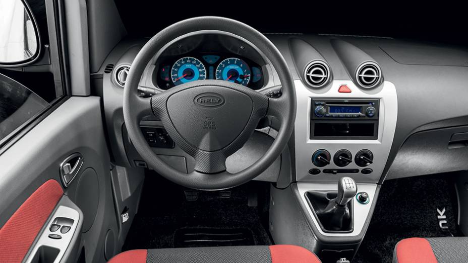 O interior é simples, com vários plásticos duros, mas bem-acabado | <a href="https://preprod.quatrorodas.abril.com.br/carros/impressoes/rely-link-1-3-16v-764315.shtml" rel="migration">Leia mais</a>