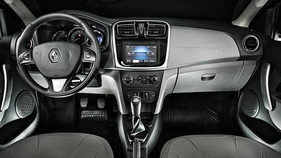 1&ordm; lugar Equipamentos: Logan. Volante tem controles do piloto autom&aacute;tico | <a href="https://preprod.quatrorodas.abril.com.br/carros/comparativos/sedas-45-mil-reais-764153.shtml" rel="migration">Leia mais</a>