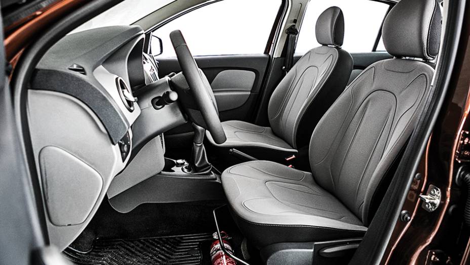 1&ordm; lugar Equipamentos: Logan. Acabamento bicolor d&aacute; um toque de requinte &agrave; cabine | <a href="https://preprod.quatrorodas.abril.com.br/carros/comparativos/sedas-45-mil-reais-764153.shtml" rel="migration">Leia mais</a>