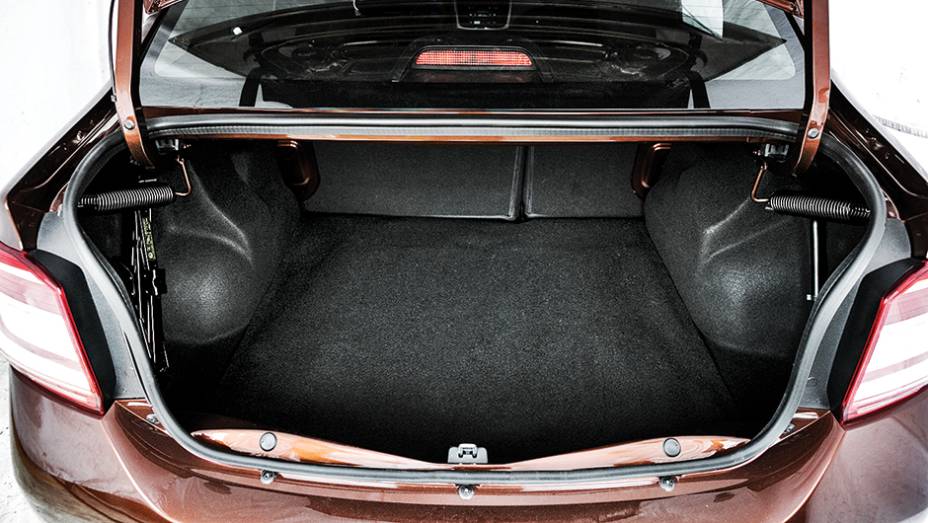 1&ordm; lugar Equipamentos: Logan. Porta-malas: 510 l e equipamentos de emerg&ecirc;ncia &agrave; mostra | <a href="https://preprod.quatrorodas.abril.com.br/carros/comparativos/sedas-45-mil-reais-764153.shtml" rel="migration">Leia mais</a>