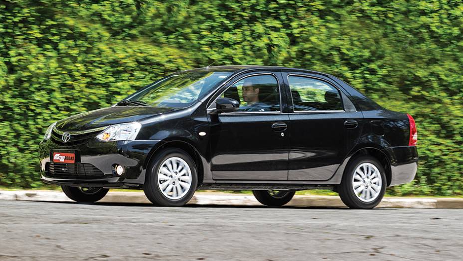 1º lugar Custos: Etios XLS. O Etios XLS 1.5 é o mais caro na hora da compra, mas é o mais econômico e tem o menor custo projetado de revisões | <a href="https://preprod.quatrorodas.abril.com.br/carros/comparativos/sedas-45-mil-reais-764153.shtml" rel="migration">Leia mais</a>