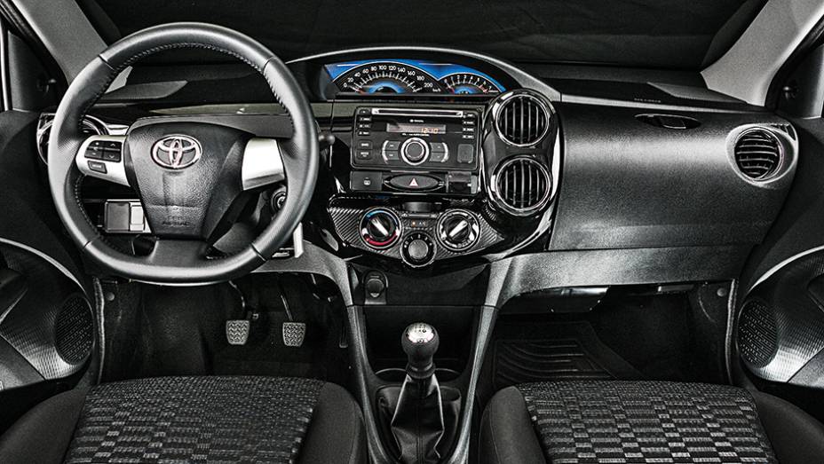1&ordm; lugar Custos: Etios XLS. Volante multifuncional &eacute; heran&ccedil;a do Corolla XRS | <a href="https://preprod.quatrorodas.abril.com.br/carros/comparativos/sedas-45-mil-reais-764153.shtml" rel="migration">Leia mais</a>