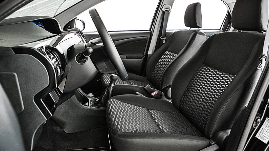 1&ordm; lugar Custos: Etios XLS. Tecido &eacute; novo, mas falta ajuste de altura de banco e cintos | <a href="https://preprod.quatrorodas.abril.com.br/carros/comparativos/sedas-45-mil-reais-764153.shtml" rel="migration">Leia mais</a>