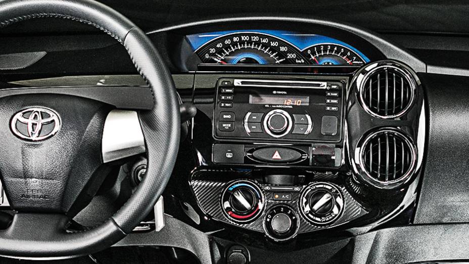 1&ordm; lugar Custos: Etios XLS. Instrumentos seguem no centro do painel. S&oacute; a cor mudou | <a href="https://preprod.quatrorodas.abril.com.br/carros/comparativos/sedas-45-mil-reais-764153.shtml" rel="migration">Leia mais</a>