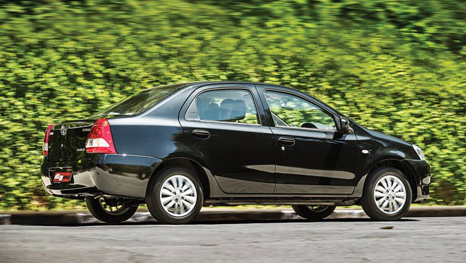 1º lugar Desempenho: Etios XLS. Visual da traseira do Etios lembra a do Logan que acaba de se aposentar | <a href="https://preprod.quatrorodas.abril.com.br/carros/comparativos/sedas-45-mil-reais-764153.shtml" rel="migration">Leia mais</a>