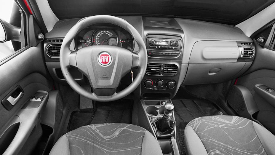 Quadro mescla instrumentos anal&oacute;gicos e digitais | <a href="https://preprod.quatrorodas.abril.com.br/carros/impressoes/fiat-strada-working-1-4-764158.shtml" rel="migration">Leia mais</a>