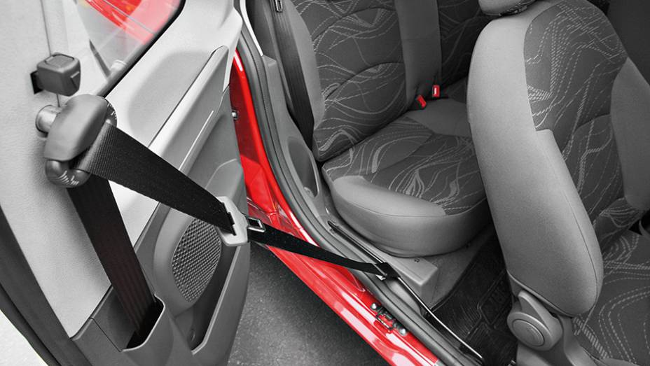 Cinto se desloca para dar acesso &agrave; traseira | <a href="https://preprod.quatrorodas.abril.com.br/carros/impressoes/fiat-strada-working-1-4-764158.shtml" rel="migration">Leia mais</a>