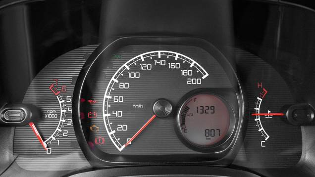Iluminação alaranjada no painel e no rádio | <a href="https://preprod.quatrorodas.abril.com.br/carros/impressoes/fiat-strada-working-1-4-764158.shtml" rel="migration">Leia mais</a> Iluminação alaranjada no painel e no rádio | <a href="https://preprod.quatrorodas.abril.com.br/carros/impressoes/fiat-strada-working-1-4-764158.shtml" rel="migration">Leia mais</a>