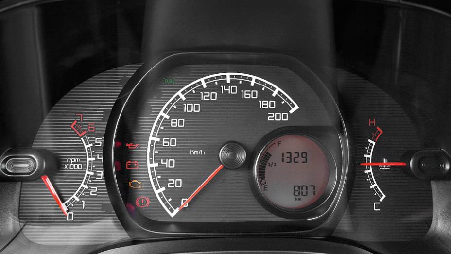 Ilumina&ccedil;&atilde;o alaranjada no painel e no r&aacute;dio | <a href="https://preprod.quatrorodas.abril.com.br/carros/impressoes/fiat-strada-working-1-4-764158.shtml" rel="migration">Leia mais</a>