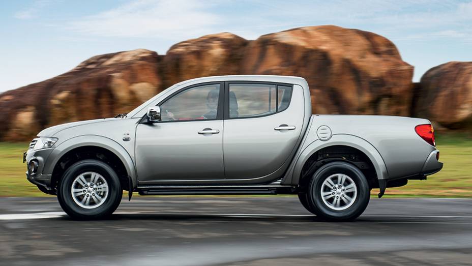 Rodas, ma&ccedil;anetas e retrovisores cromados marcam a vers&atilde;o HPE | <a href="https://preprod.quatrorodas.abril.com.br/carros/testes/mitsubishi-l200-triton-764187.shtml" rel="migration">Leia mais</a>