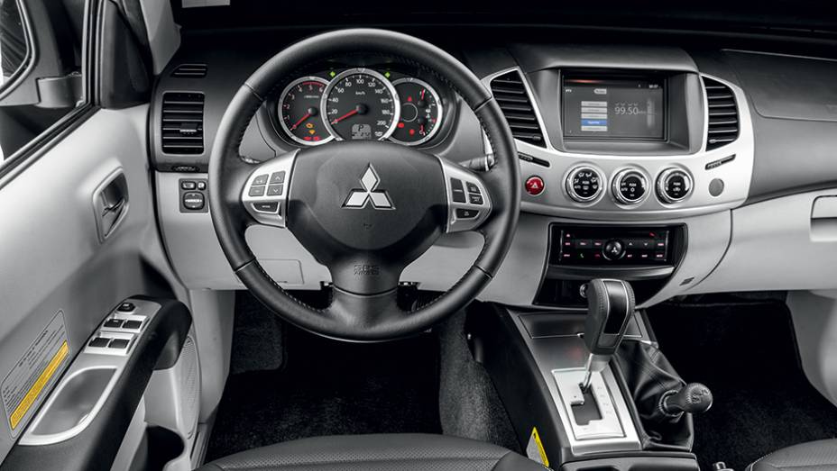 No modo manual, o câmbio automático tem trocas por comandos atrás volante | <a href="https://preprod.quatrorodas.abril.com.br/carros/testes/mitsubishi-l200-triton-764187.shtml" rel="migration">Leia mais</a> No modo manual, o câmbio automático tem trocas por comandos atrás volante | <a href="https://preprod.quatrorodas.abril.com.br/carros/testes/mitsubishi-l200-triton-764187.shtml" rel="migration">Leia mais</a>