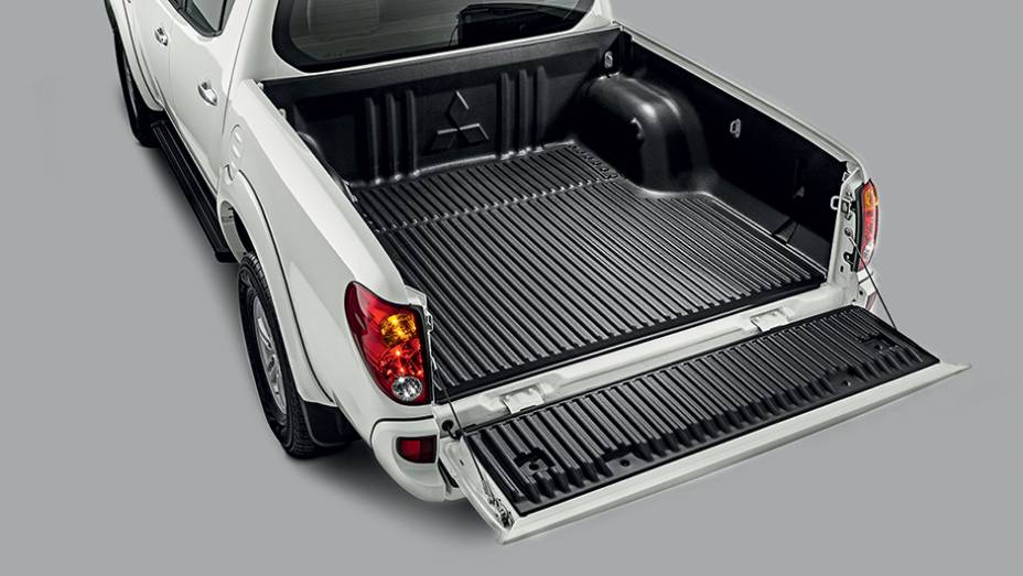 A capacidade de carga é de 1 095 kg. | <a href="https://preprod.quatrorodas.abril.com.br/carros/testes/mitsubishi-l200-triton-764187.shtml" rel="migration">Leia mais</a>