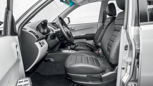 Bancos dianteiros têm bom apoio lateral | <a href="https://preprod.quatrorodas.abril.com.br/carros/testes/mitsubishi-l200-triton-764187.shtml" rel="migration">Leia mais</a> Bancos dianteiros têm bom apoio lateral | <a href="https://preprod.quatrorodas.abril.com.br/carros/testes/mitsubishi-l200-triton-764187.shtml" rel="migration">Leia mais</a>