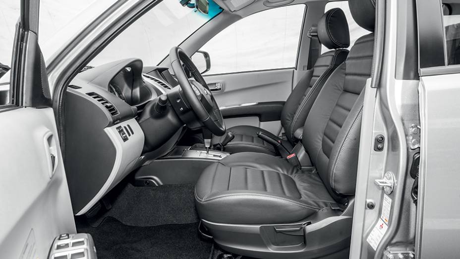 Bancos dianteiros t&ecirc;m bom apoio lateral | <a href="https://preprod.quatrorodas.abril.com.br/carros/testes/mitsubishi-l200-triton-764187.shtml" rel="migration">Leia mais</a>