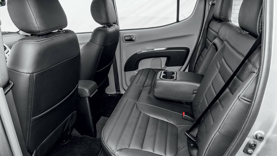 Atr&aacute;s, h&aacute; cintos de tr&ecirc;s pontos somente nas laterais | <a href="https://preprod.quatrorodas.abril.com.br/carros/testes/mitsubishi-l200-triton-764187.shtml" rel="migration">Leia mais</a>