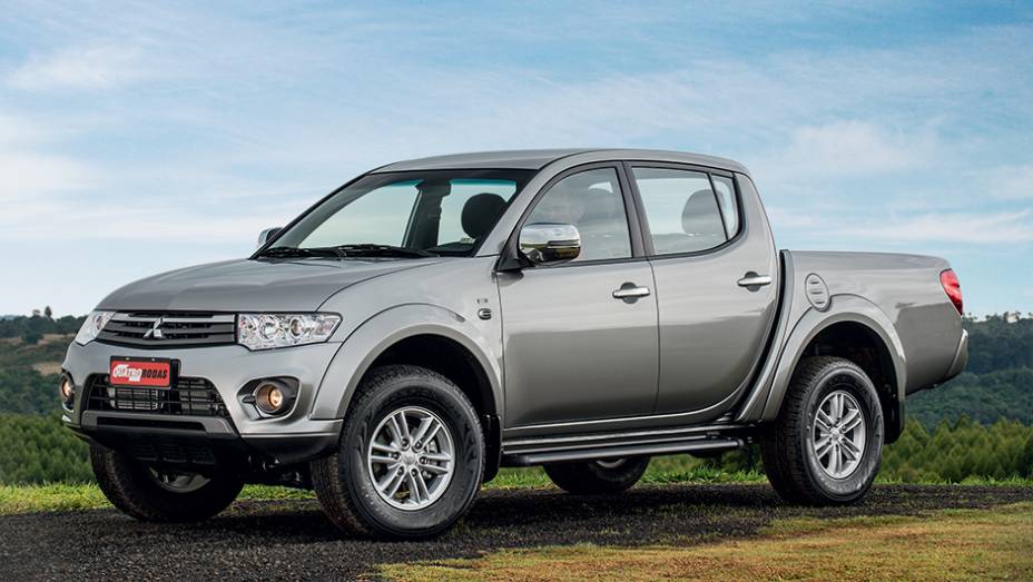 Versão HPE tem design exclusivo para a grade e o para-choque | <a href="https://preprod.quatrorodas.abril.com.br/carros/testes/mitsubishi-l200-triton-764187.shtml" rel="migration">Leia mais</a>