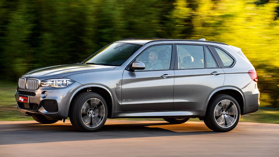 Grandes tomadas de ar frontais: o V8 4.4 biturbo precisa respirar | <a href="https://preprod.quatrorodas.abril.com.br/carros/impressoes/bmw-x5-765445.shtml" rel="migration">Leia mais</a>