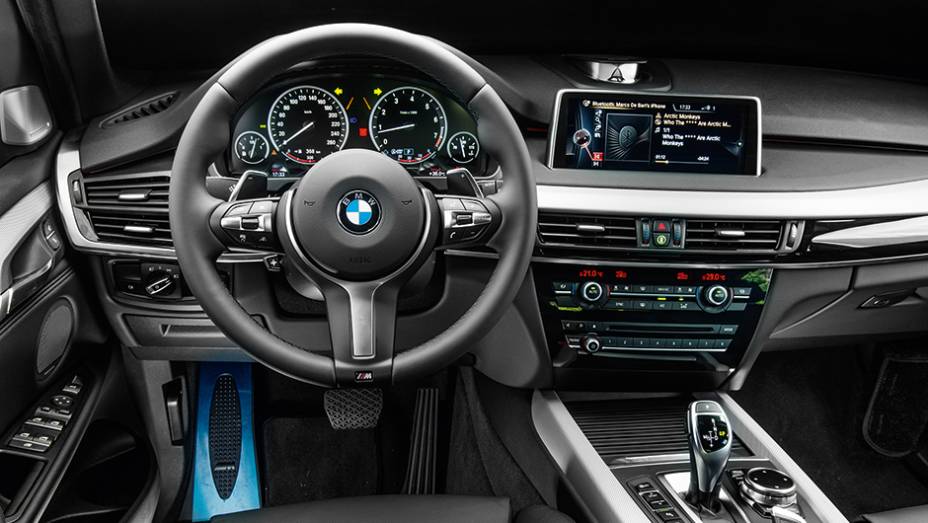 Volante retr&ocirc;, c&acirc;mbio eletr&ocirc;nico de oito marchas e alto-falante central motorizado no painel | <a href="https://preprod.quatrorodas.abril.com.br/carros/impressoes/bmw-x5-765445.shtml" rel="migration">Leia mais</a>
