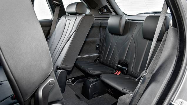 Acesso ao banco traseiro é difícil. | <a href="https://preprod.quatrorodas.abril.com.br/carros/impressoes/bmw-x5-765445.shtml" rel="migration">Leia mais</a> Acesso ao banco traseiro é difícil. | <a href="https://preprod.quatrorodas.abril.com.br/carros/impressoes/bmw-x5-765445.shtml" rel="migration">Leia mais</a>