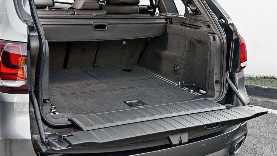 Porta-malas tem tampa dupla - a principal &eacute; acionada eletricamente | <a href="https://preprod.quatrorodas.abril.com.br/carros/impressoes/bmw-x5-765445.shtml" rel="migration">Leia mais</a>