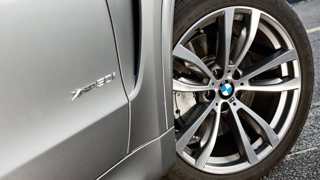 As rodas são aro 20 | <a href="https://preprod.quatrorodas.abril.com.br/carros/impressoes/bmw-x5-765445.shtml" rel="migration">Leia mais</a> As rodas são aro 20 | <a href="https://preprod.quatrorodas.abril.com.br/carros/impressoes/bmw-x5-765445.shtml" rel="migration">Leia mais</a>