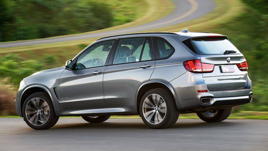 Linhas da segunda gera&ccedil;&atilde;o foram mantidas | <a href="https://preprod.quatrorodas.abril.com.br/carros/impressoes/bmw-x5-765445.shtml" rel="migration">Leia mais</a>