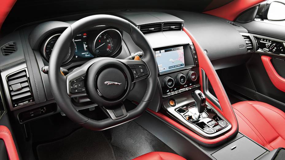 Repleto de materiais nobres, o painel do Jaguar faz jus ao preço | <a href="https://preprod.quatrorodas.abril.com.br/carros/comparativos/conversiveis-770669.shtml" rel="migration">Leia mais</a>