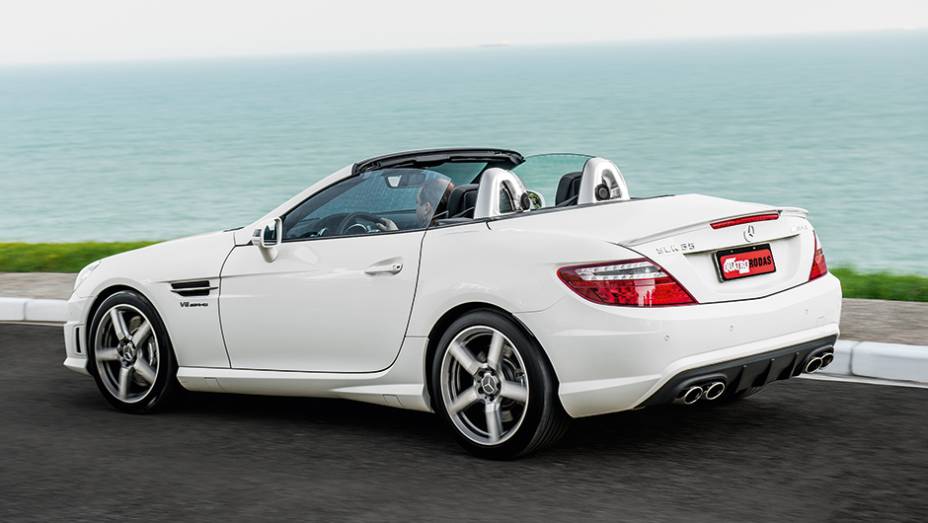 SLK AMG tem visual mais esportivo que as demais versões | <a href="https://preprod.quatrorodas.abril.com.br/carros/comparativos/conversiveis-770669.shtml" rel="migration">Leia mais</a>