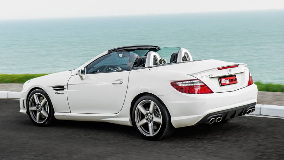 SLK AMG tem visual mais esportivo que as demais vers&otilde;es | <a href="https://preprod.quatrorodas.abril.com.br/carros/comparativos/conversiveis-770669.shtml" rel="migration">Leia mais</a>