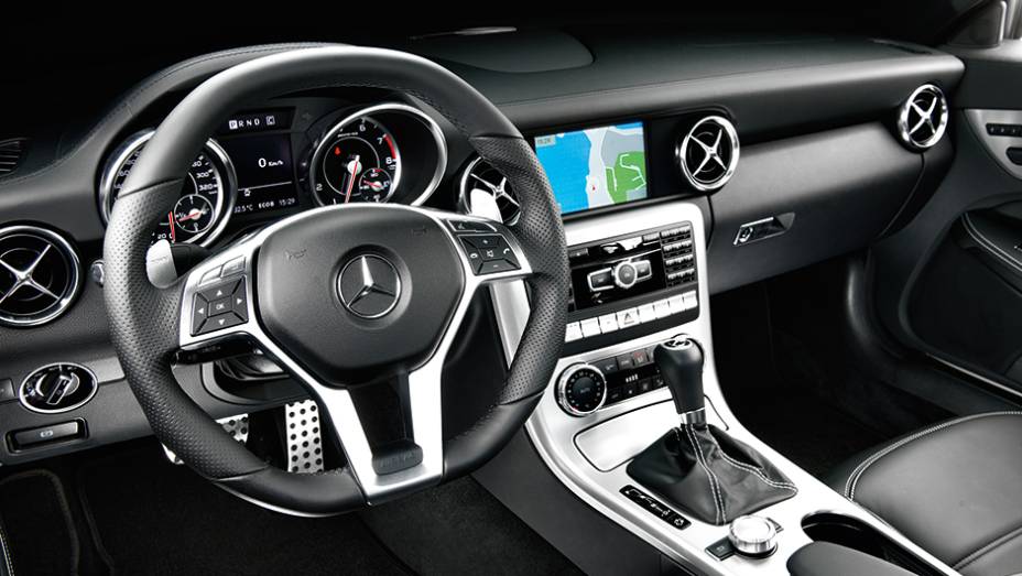 Cockpit do SLK oferece pegada esportiva, sem descuidar da luxuosidade | <a href="https://preprod.quatrorodas.abril.com.br/carros/comparativos/conversiveis-770669.shtml" rel="migration">Leia mais</a>