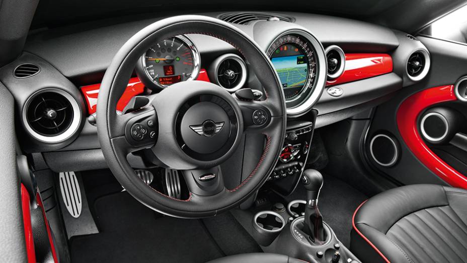 Rico em acess&oacute;rios, mas frugal perto dos mais caros. &Oacute;tima ergonomia | <a href="https://preprod.quatrorodas.abril.com.br/carros/comparativos/conversiveis-770669.shtml" rel="migration">Leia mais</a>