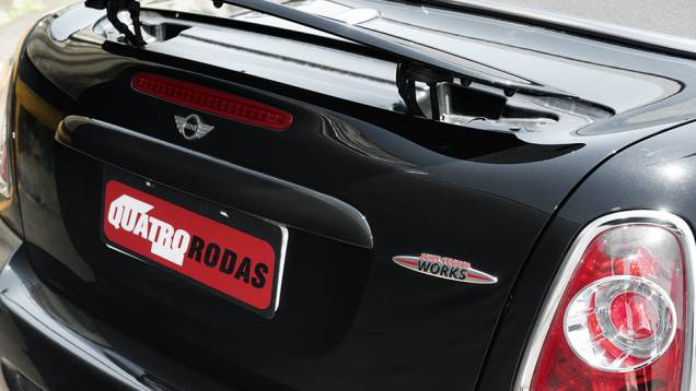 Asa traseira funciona de forma automática | <a href="https://preprod.quatrorodas.abril.com.br/carros/comparativos/conversiveis-770669.shtml" rel="migration">Leia mais</a> Asa traseira funciona de forma automática | <a href="https://preprod.quatrorodas.abril.com.br/carros/comparativos/conversiveis-770669.shtml" rel="migration">Leia mais</a>