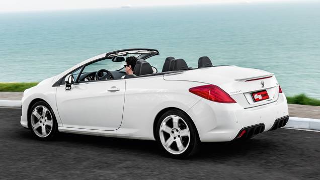 O 308 CC é a melhor opção para quem não quer viajar sozinho | <a href="https://preprod.quatrorodas.abril.com.br/carros/comparativos/conversiveis-770669.shtml" rel="migration">Leia mais</a> O 308 CC é a melhor opção para quem não quer viajar sozinho | <a href="https://preprod.quatrorodas.abril.com.br/carros/comparativos/conversiveis-770669.shtml" rel="migration">Leia mais</a>