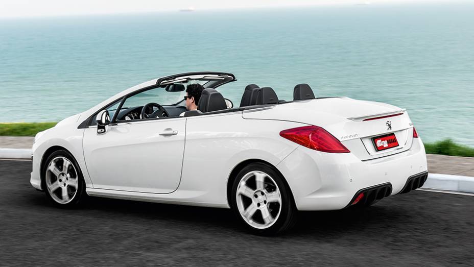 O 308 CC &eacute; a melhor op&ccedil;&atilde;o para quem n&atilde;o quer viajar sozinho | <a href="https://preprod.quatrorodas.abril.com.br/carros/comparativos/conversiveis-770669.shtml" rel="migration">Leia mais</a>