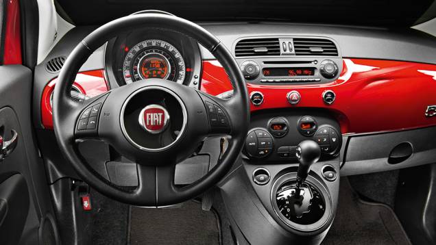 Interior é igual ao das demais versões. Acionamento da capota fica no teto | <a href="https://preprod.quatrorodas.abril.com.br/carros/comparativos/conversiveis-770669.shtml" rel="migration">Leia mais</a> Interior é igual ao das demais versões. Acionamento da capota fica no teto | <a href="https://preprod.quatrorodas.abril.com.br/carros/comparativos/conversiveis-770669.shtml" rel="migration">Leia mais</a>