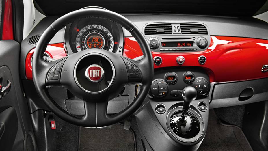 Interior &eacute; igual ao das demais vers&otilde;es. Acionamento da capota fica no teto | <a href="https://preprod.quatrorodas.abril.com.br/carros/comparativos/conversiveis-770669.shtml" rel="migration">Leia mais</a>