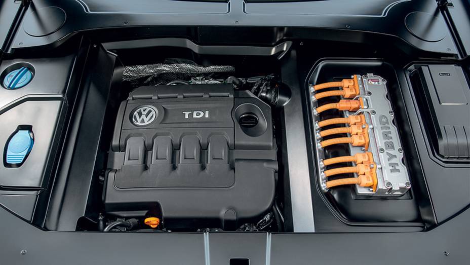 Motor a combustão combina forças com dois elétricos | <a href="https://preprod.quatrorodas.abril.com.br/carros/impressoes/volkswagen-crossblue-766158.shtml" rel="migration">Leia mais</a>