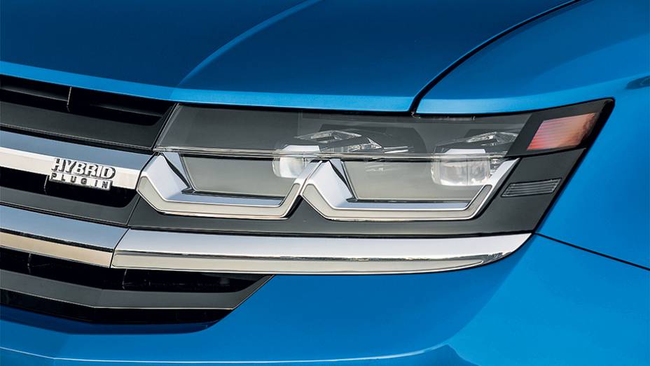 Faróis de led são integrados à grade do radiador | <a href="https://preprod.quatrorodas.abril.com.br/carros/impressoes/volkswagen-crossblue-766158.shtml" rel="migration">Leia mais</a>