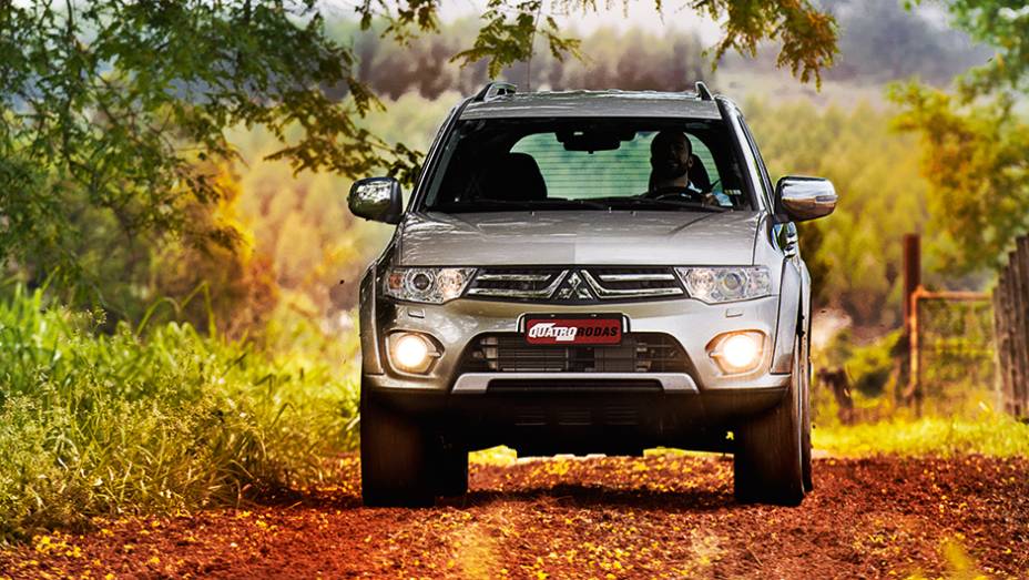 De frente, o Pajero Dakar é igual a uma L200 Triton... | <a href="https://preprod.quatrorodas.abril.com.br/carros/testes/mitsubishi-pajero-dakar-hpe-765655.shtml" rel="migration">Leia mais</a>