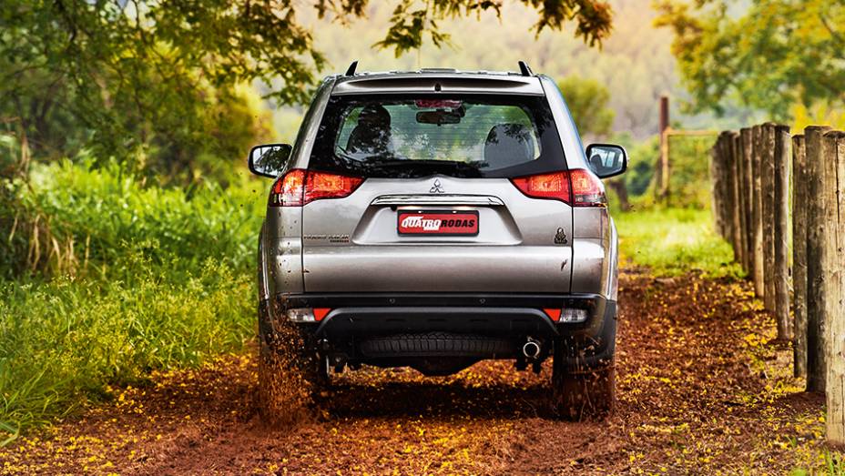 ... mas por tr&aacute;s o utilit&aacute;rio esportivo tem design pr&oacute;prio | <a href="https://preprod.quatrorodas.abril.com.br/carros/testes/mitsubishi-pajero-dakar-hpe-765655.shtml" rel="migration">Leia mais</a>
